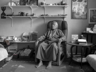 Wie integriere ich gemeindeälteste in die kuration eines albums, ohne rituelle tabus zu brechen