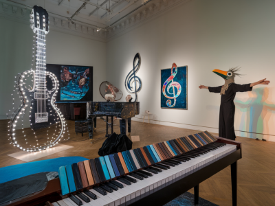 Wie kuratiere ich eine ausstellung, die musik, bildende kunst und performance verbindet